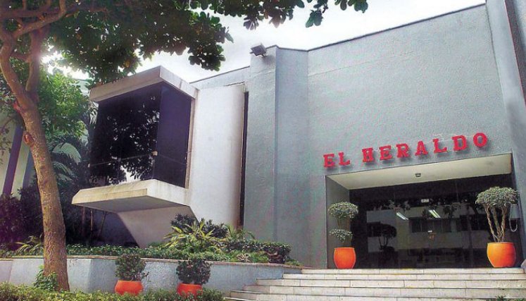 Seis hombres armados ingresaron a sus instalaciones y exigieron hablar con su director
