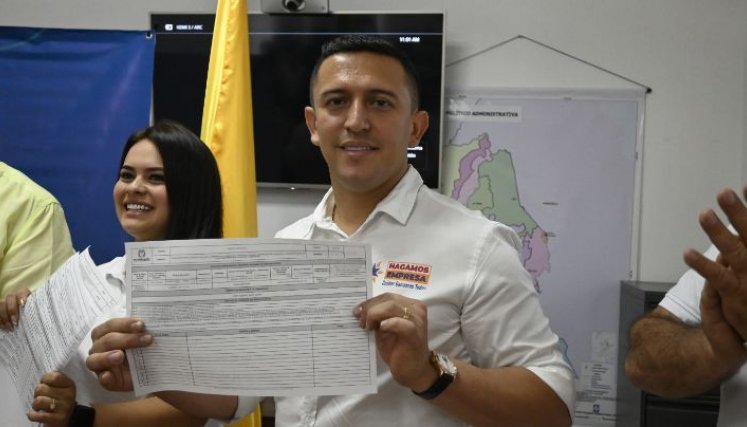 Juan Gabriel Baca inscribió ayer el comité promotor de su candidatura, ante la Delegación Departamental de la Registraduría.  / Foto cortesía para La Opinión