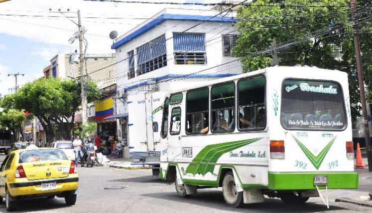 Buseteros y taxistas piden más acciones para combatir la piratería, pues con el aumento del pasaje se disparará la competencia con la informalidad.   / Fotos: Archivo - La Opinión 