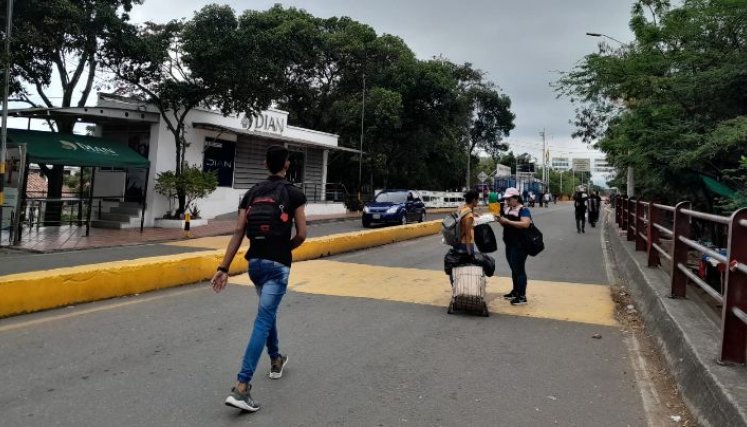 Acudientes manifiestan que urge una solución, porque con el tránsito de vehículos por el puente Francisco de Paula Santander, los estudiantes corren peligro al cruzar a pie./ Foto: La Opinión 