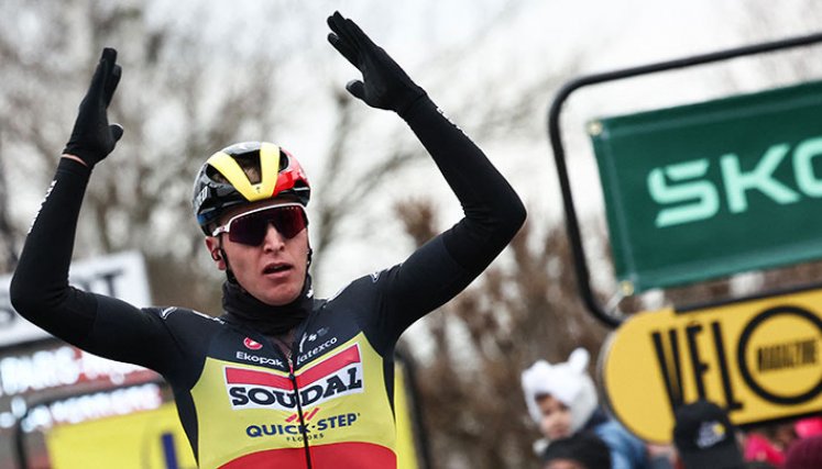 Tim Merlier, ganador de la primera etapa de la París-Niza 2023.