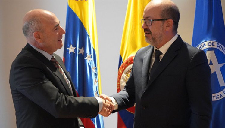 Sergio París Mendoza, director general de la Aeronáutica Civil; y Juan Manuel Teixeira Díaz, presidente del Instituto Nacional de Aviación Civil (INAC) de Venezuela. / Foto: Cortesía