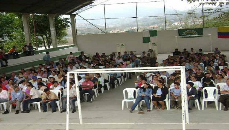 integrantes de la Asociación de Amigos del Acueducto Independiente de la Ciudadela Norte de Ocaña, ADAMIUAIN, se convierten en modelo comunitario para la recuperación de las fuentes hídricas de la zona del Catatumbo.