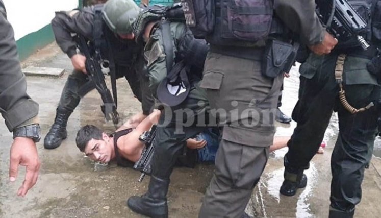 Un grupo de policías llegó hasta la casa donde se escondía el ‘Piojo’ y lo capturó.