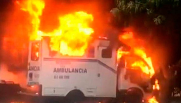 Quemaron dos ambulancias en el Bajo Cauca y jugaron con la camilla de una de ellas