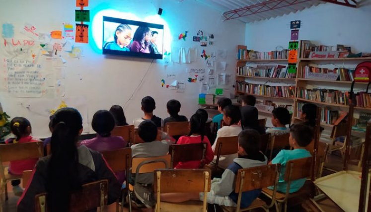 En una sede más amplia, que tomó en comodato, no solo se asesoran tareas sino también se dictan talleres de arte. / Foto cortesía.