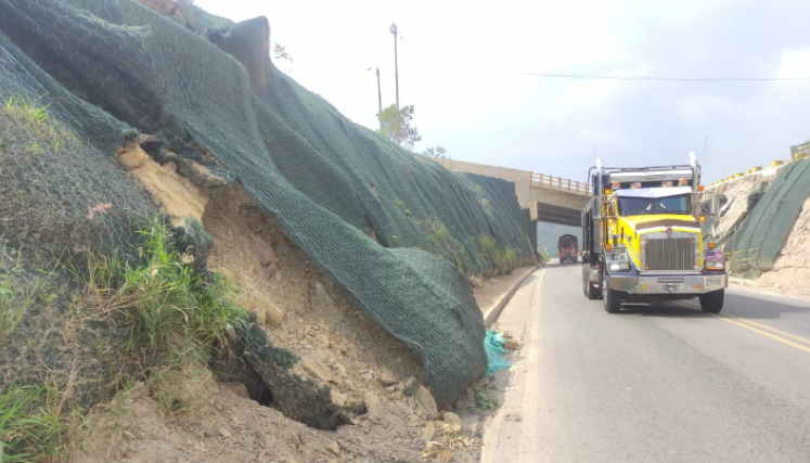 El desprendimiento de piedras y tierra del talud que bordea el deprimido construido en el anillo vial, vía a El Zulia, es evidente.