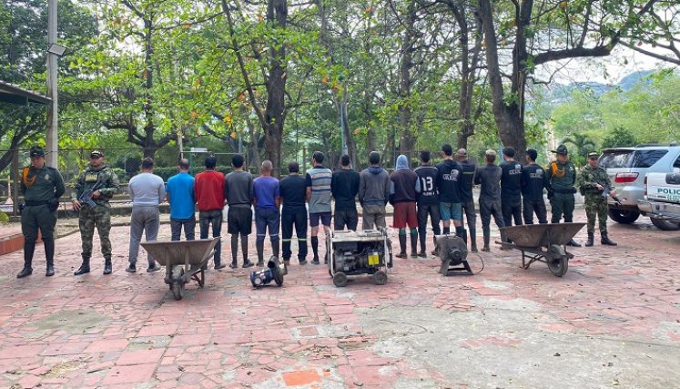 Las autoridades detuvieron a 16 personas y decomisaron varias herramientas que estaban usando.