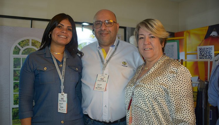 Xiomara Sánchez, Manduh Abder y Moyra Coll son la gerente comercial, el gerente general y la gerente de Ventas de Tramas, respectivamente. / Foto Leonardo Favio Oliveros/La Opinión