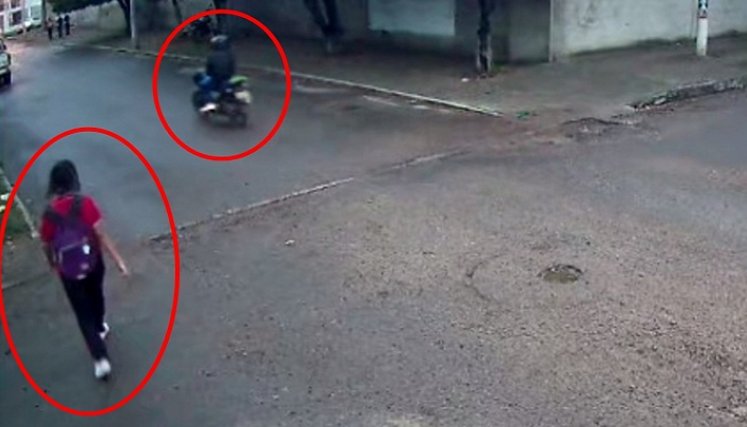 La víctima, quien cursa décimo grado, iba caminando tranquilamente por una cuadra cercana al colegio, cuando fue abordada por el motorizado.