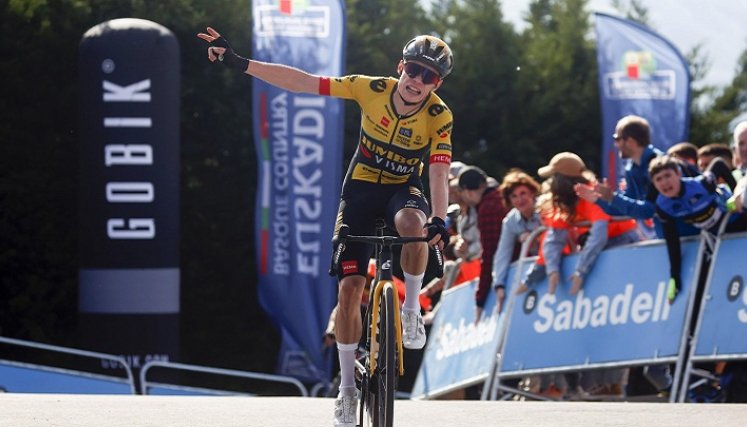 Jonas Vingegaard, ganador de la tercera etapa de la Vuelta al País Vasco.