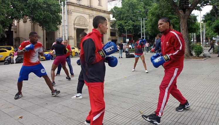  Los boxeadores dieron una exhibición de entrenamiento en el parque Santander.