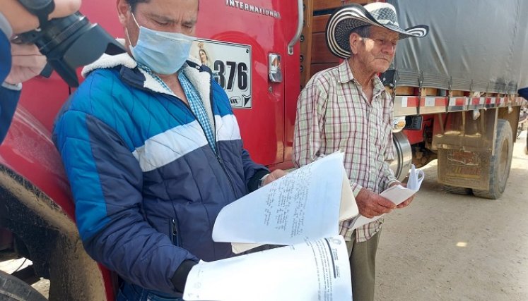 Campesinos bloquean la carretera que conduce hacia el relleno sanitario regional de la Madera del municipio de Ocaña. 
