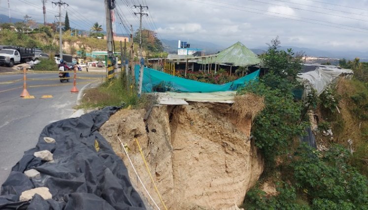 ransportes exigen celeridad en el arreglo de la calzada desplomada en la circunvalar debido a la llegada de la ola invernal.