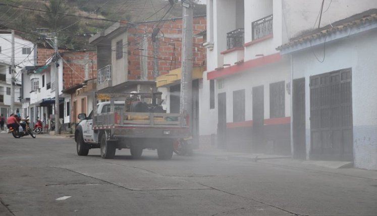 Están fumigando las comunas con mayor incidencia de casos./ Foto: Cortesía / La Opinión
