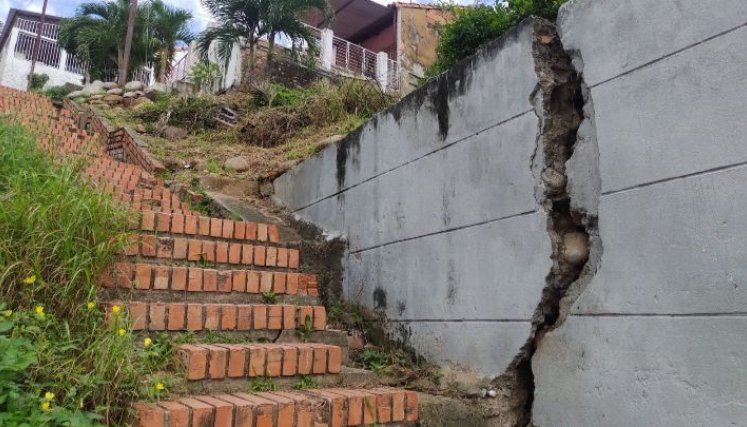 Lluvias preocupan a la comunidad por inestabilidad de muro. 