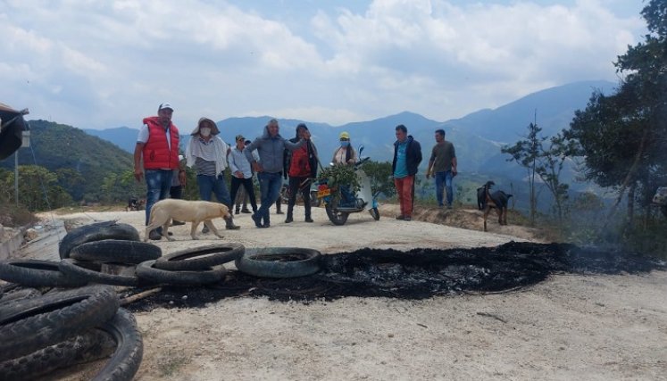 Nuevamente se presentan bloqueos en la vía de acceso del relleno sanitario de la vereda La Madera, debido al incumplimiento del Plan de manejo ambiental.