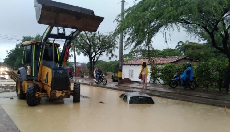 Vehículo cae a un hueco durante las lluvias en Boconó.