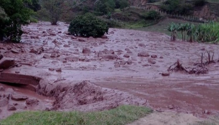 Lluvias generan crecida de  quebrada El Molino, en Villa Caro