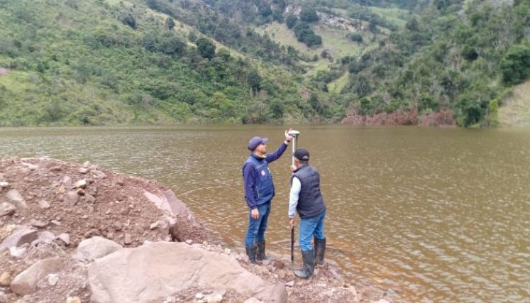 Iniciaron estudios para drenar peligrosa laguna en Villa Caro