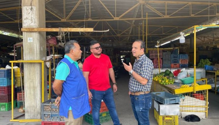 El gerente de Cenabastos, Wolgfan Ochoa (centro) dialoga ultima detalles para el recibimiento de los productores de Bucarasica/Foto cortesía