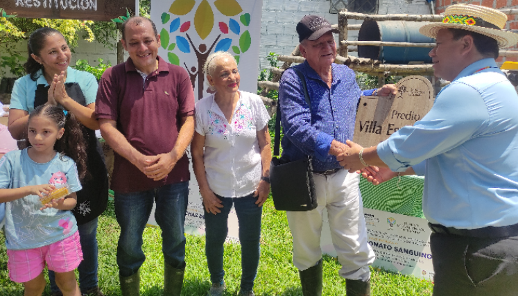 Entrega simbolica de proyectos productivos a familias.