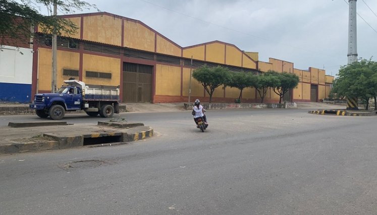 En un video de seguridad quedó registrado cuando la camioneta arrolló a las mujeres y luego huyó.