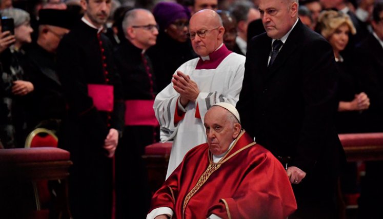 El Papa Francisco, sentado en una silla de ruedas, llega para presidir la misa de la Pasión del Señor, el Viernes Santo en la basílica de San Pedro en el Vaticano. / Foto: AFP