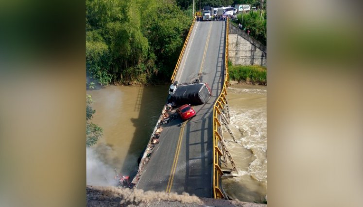 ¡Impresionante! Se desplomó puente que conecta el Valle del Cauca con Quindío