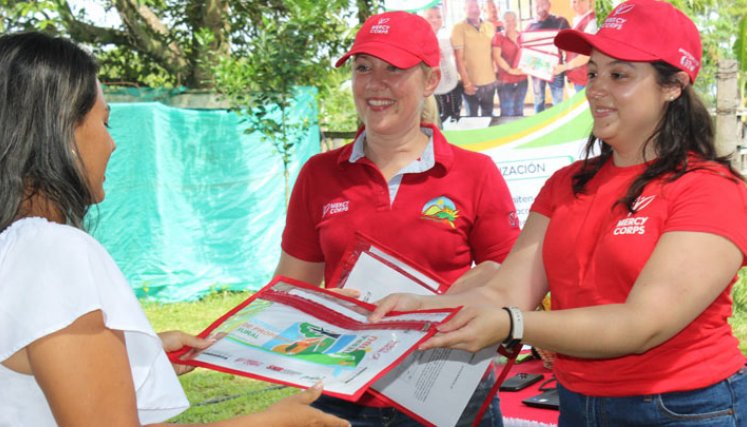 de Tibú  recibieron con alegría el título de su parcela a través  del programa ProTierra Tibú. 
