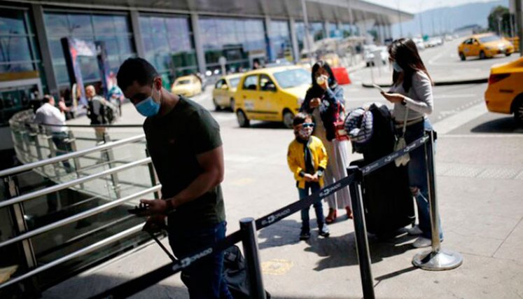 Se recomendó que las personas mayores de 60 años con comorbilidades o síntomas respiratorios, continúen usando el tapabocas como medida de precaución. / Foto: Colprensa