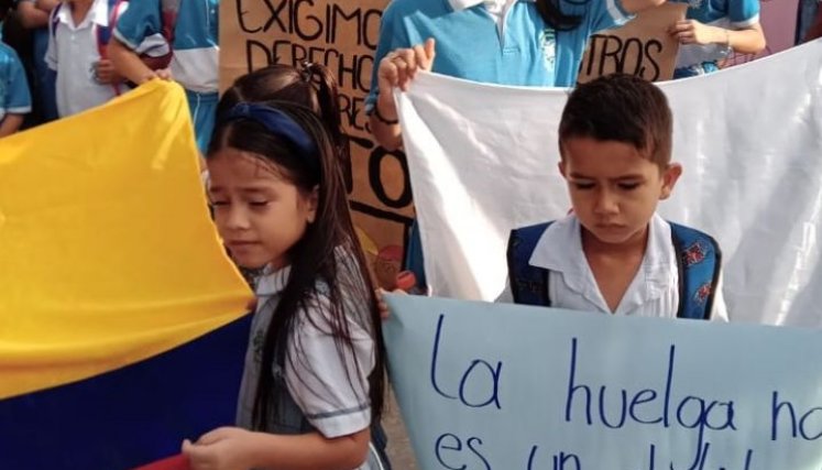 Los protestantes no piensan abrir la institución educativa hasta que no lleguen los nuevos maestros.