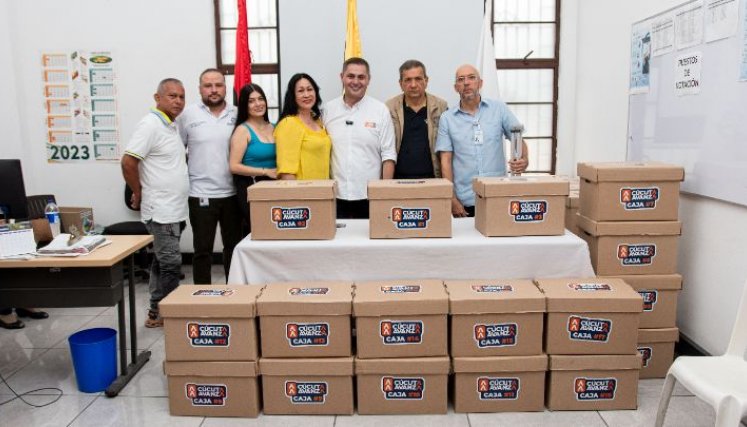 Leonardo Jácome entregó 176.000 firmas a la Registraduría de Cúcuta./Foto cortesía