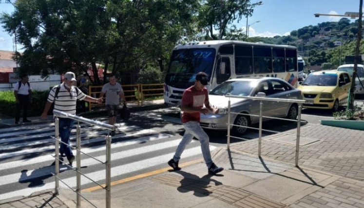 Muchos peatones agradecen a los conductores por dejarlos pasar, aunque se evidenció que algunos chóferes no reducen la velocidad. 