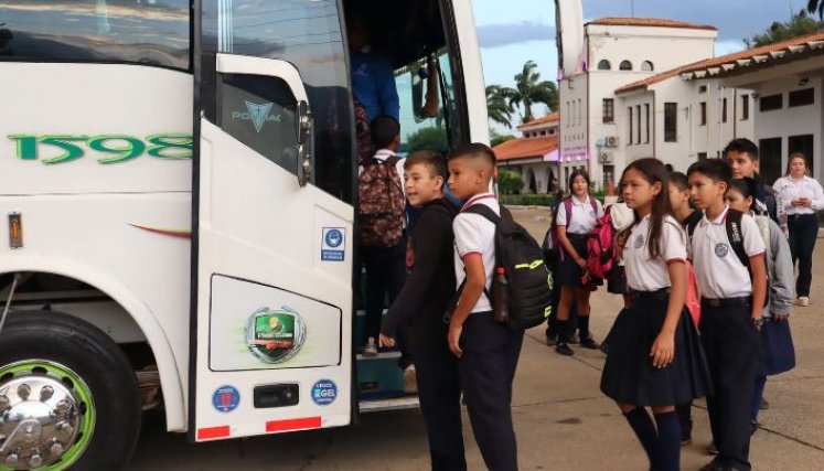Cerca de 2 mil estudiantes se beneficiarán. Ayer, en la jornada de la mañana, se transportaron 950 menores y en la jornada de la tarde, 730.  / Foto Cortesía 