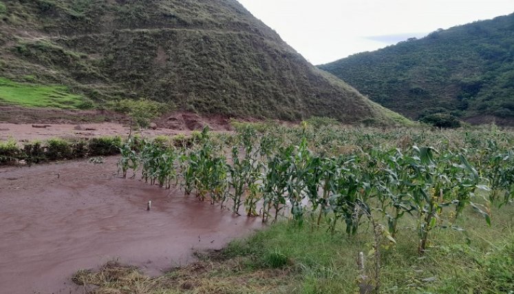 Campesinos de Villa Caro temen una avalancha ante el represamiento de la laguna./ Fotos La Opinión.