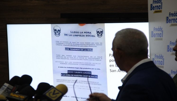 El gobernador Freddy Bernal mostró uno de los panfletos que han sido regados en Ureña. Foto cortesía Johnny Parra. 