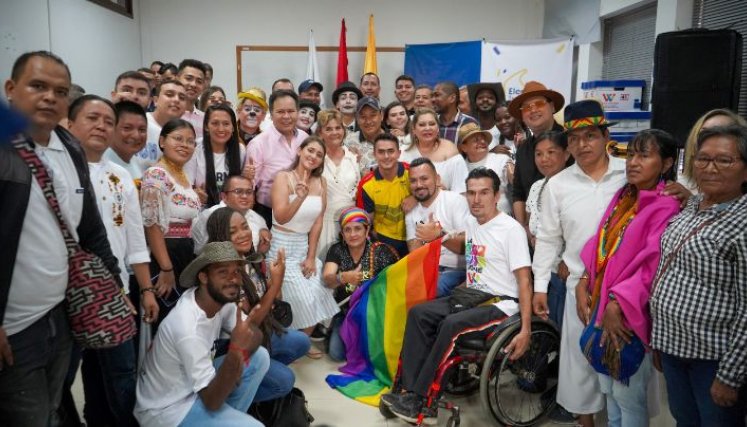 Acompañado por representantes de diferentes sectores, el aspirante llegó a la Registraduría para entregar los apoyos recolectados. / Foto cortesía