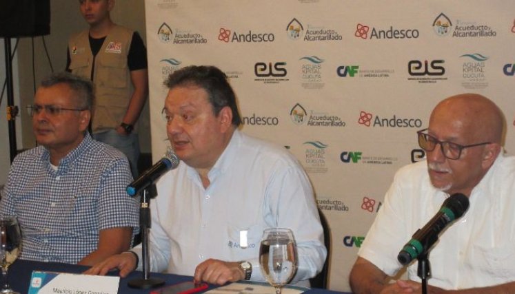 Directivos de Andesco, EIS Cúcuta y Aguas Kpital, unidos en Seminario de acueeducto y alcantarillado./Foto Orlando Carvajal/La Opinión