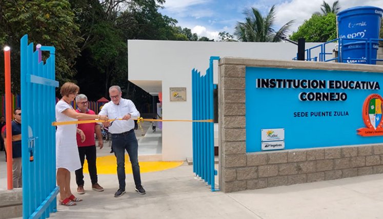 La rectora Ana Julia Castillo, el alcalde de San Cayetano, Antonio José Marín; y el presidente de Termotasajero, José David Montoya, cortaron la cinta de inauguración de la obra. / Foto: Leonardo Favio Oliveros