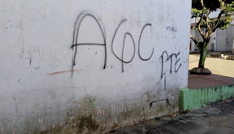 Las fachadas de varias casas aparecieron rayadas con las siglas de esa organización Las fachadas de varias casas aparecieron rayadas con las siglas de esa organización 