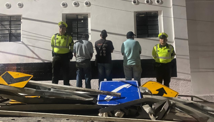 Delincuentes capturados por robar señales de tránsito