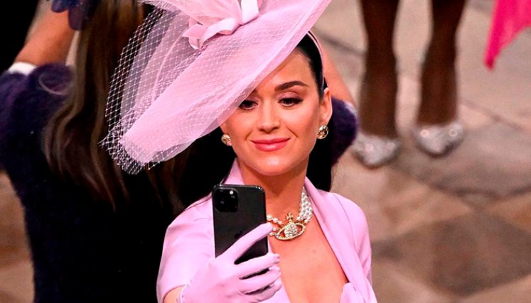 Cantante Katy Perry andaba perdida en la coronación de Carlos III 