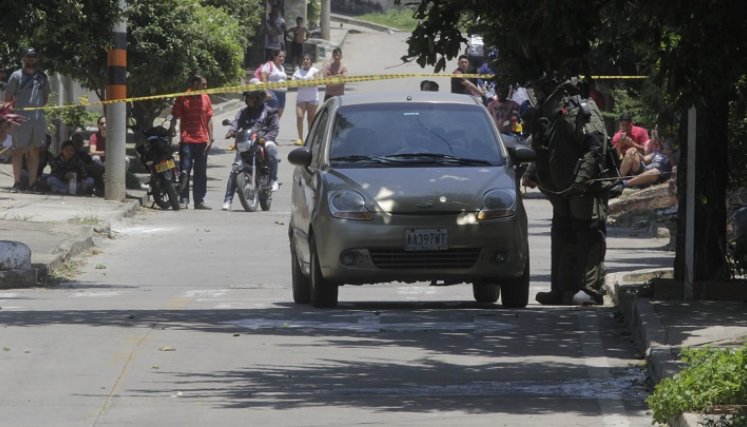Los técnicos en explosivos de la Policía se encargaron de inspeccionar el vehículo para descartar que se tratara de una trampa.