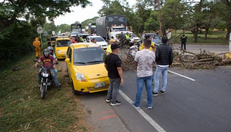 Los taxistas instalaron tres bloqueos en el anillo vial/Foto Juan Pablo Cohen/La Opinión 