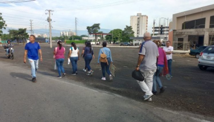 Migrantes provenientes de Ureña debieron hacer largas caminatas ante la ausencia de transporte/Foto Orlando Carvajal/La Opinión
