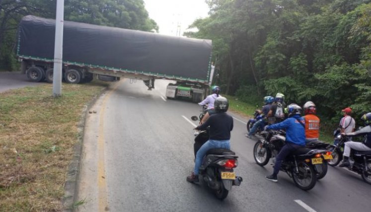 El transporte de carga tuvo que retornar a las bodegas por los bloqueos/Foto Orlando Carvajal/La Opinión