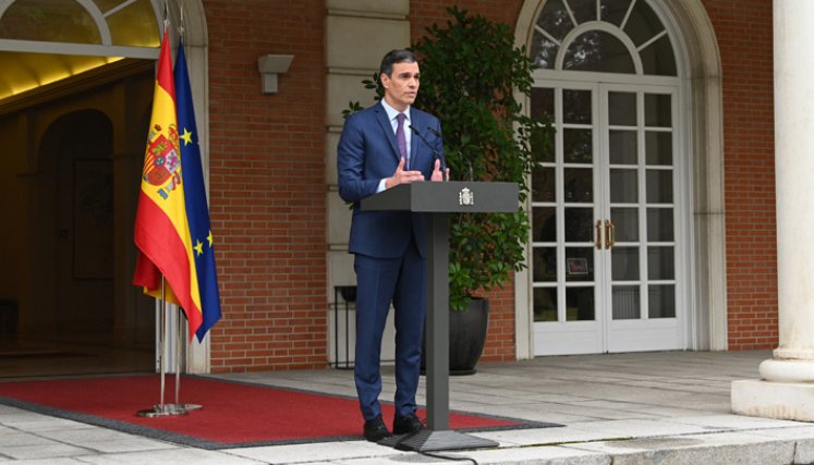 Adelantan elecciones en España tras descalabro en municipales y regionales