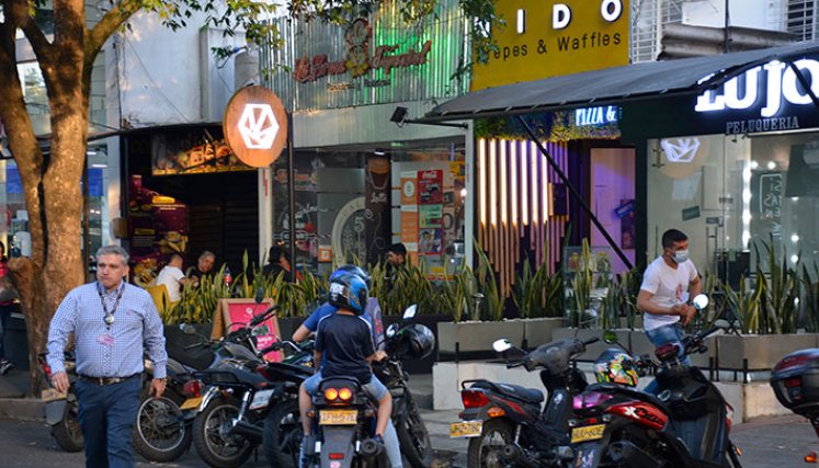En Caobos, los restaurantes han visto disminuida su clientela en los últimos meses. / Foto Jesús Castillo-La Opinión