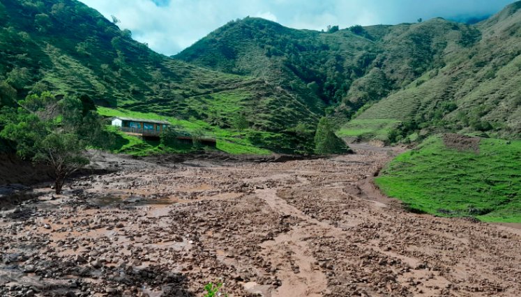 Listas las mangueras para drenar la laguna en Villa Caro